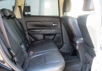 Подержанный автомобиль Mitsubishi Outlander 2012 года (11 фото)