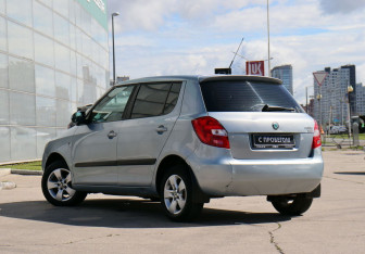 Подержанный автомобиль Skoda Fabia Hatchback 2010 года (7 фото)