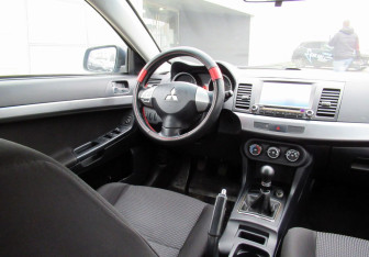 Подержанный автомобиль Mitsubishi Lancer Sedan 2010 года (10 фото)