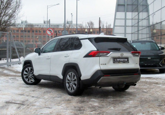 Подержанный автомобиль Toyota RAV4 2021 года (7 фото)
