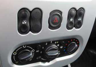 Подержанный автомобиль Renault Sandero 2014 года (12 фото)