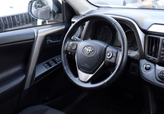 Подержанный автомобиль Toyota RAV4 2018 года (13 фото)