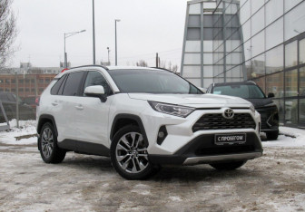 Подержанный автомобиль Toyota RAV4 2021 года (3 фото)