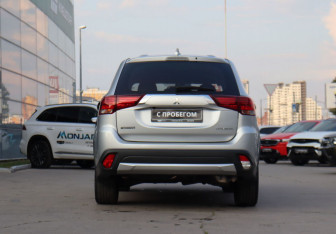 Подержанный автомобиль Mitsubishi Outlander 2018 года (6 фото)