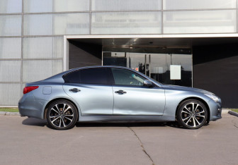 Подержанный автомобиль Infiniti Q50 2015 года (4 фото)