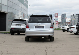 Подержанный автомобиль Mitsubishi Grandis 2007 года (6 фото)