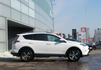 Подержанный автомобиль Toyota RAV4 2017 года (4 фото)
