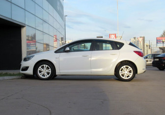 Подержанный автомобиль Opel Astra Hatchback 2013 года (8 фото)