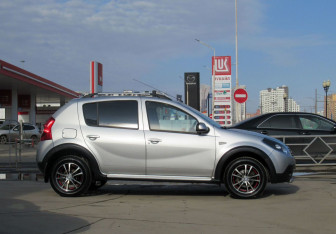Подержанный автомобиль Renault Sandero 2014 года (4 фото)