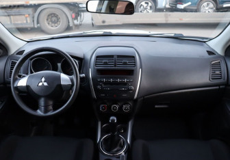 Подержанный автомобиль Mitsubishi ASX 2012 года (13 фото)