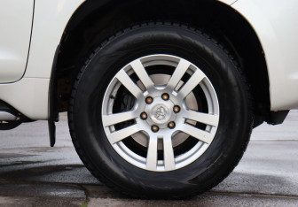 Подержанный автомобиль Toyota Land Cruiser Prado 2012 года (10 фото)