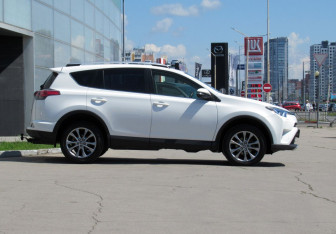 Подержанный автомобиль Toyota RAV4 2015 года (4 фото)