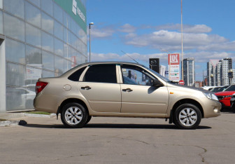 Подержанный автомобиль LADA (ВАЗ) Granta Sedan 2013 года (4 фото)
