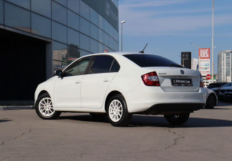 Подержанный автомобиль Skoda Rapid Liftback 2018 года (7 фото)