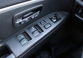 Подержанный автомобиль Mitsubishi ASX 2012 года (17 фото)