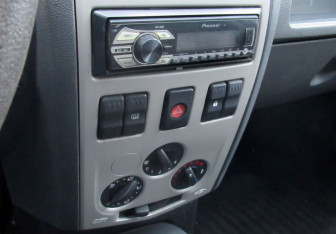 Подержанный автомобиль Renault Logan Sedan 2009 года (11 фото)