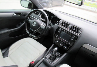 Подержанный автомобиль Volkswagen Jetta Sedan 2016 года (17 фото)
