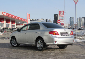 Подержанный автомобиль Toyota Corolla Sedan 2007 года (7 фото)