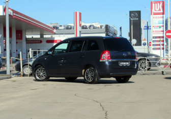 Подержанный автомобиль Opel Zafira Compactvan 2009 года (7 фото)