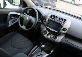 Подержанный автомобиль Toyota RAV4 2012 года (11 фото)