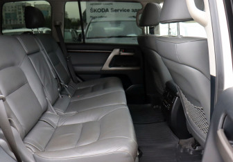 Подержанный автомобиль Toyota Land Cruiser Suv 2008 года (12 фото)