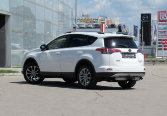 Подержанный автомобиль Toyota RAV4 2015 года (7 фото)