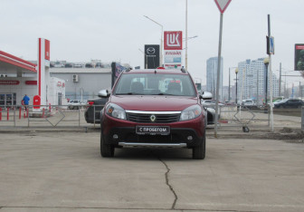 Подержанный автомобиль Renault Sandero 2014 года (2 фото)