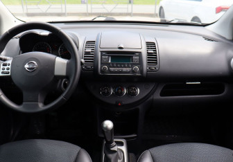 Подержанный автомобиль Nissan Note 2013 года (17 фото)