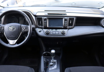 Подержанный автомобиль Toyota RAV4 2018 года (12 фото)