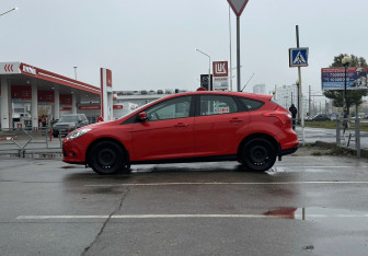 Подержанный автомобиль Ford Focus Hatchback 2014 года (8 фото)