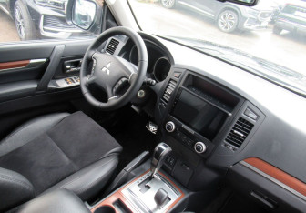 Подержанный автомобиль Mitsubishi Pajero 2008 года (13 фото)