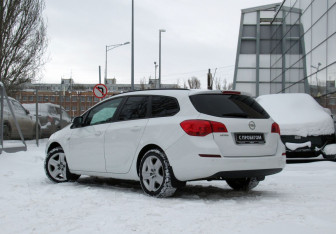 Подержанный автомобиль Opel Astra Wagon 2012 года (7 фото)