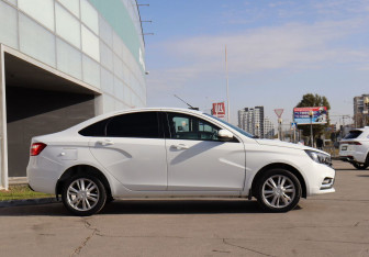 Подержанный автомобиль LADA (ВАЗ) Vesta Sedan 2015 года (4 фото)
