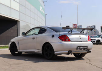 Подержанный автомобиль Hyundai Tuscani 2003 года (7 фото)