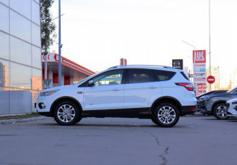 Подержанный автомобиль Ford Kuga 2016 года (8 фото)