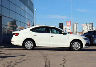 Подержанный автомобиль Skoda Octavia Liftback 2021 года (4 фото)