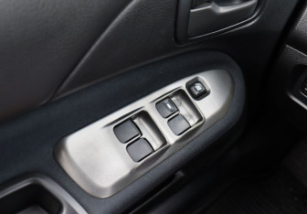 Подержанный автомобиль Mitsubishi Lancer Sedan 2006 года (11 фото)