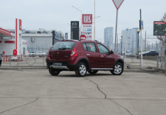 Подержанный автомобиль Renault Sandero 2014 года (5 фото)