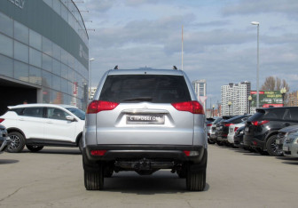 Подержанный автомобиль Mitsubishi Pajero Sport 2011 года (6 фото)