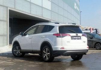 Подержанный автомобиль Toyota RAV4 2017 года (7 фото)