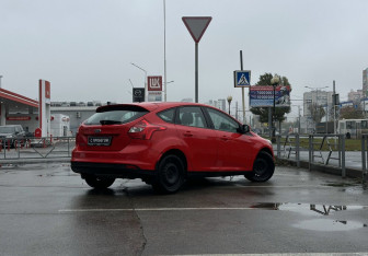 Подержанный автомобиль Ford Focus Hatchback 2014 года (5 фото)