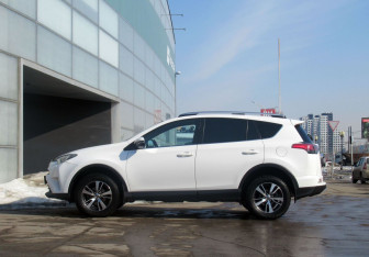 Подержанный автомобиль Toyota RAV4 2017 года (8 фото)