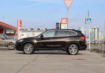 Подержанный автомобиль BMW X1 2016 года (8 фото)