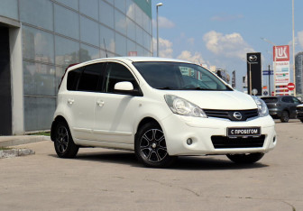 Подержанный автомобиль Nissan Note 2013 года (3 фото)