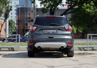 Подержанный автомобиль Ford Kuga 2017 года (6 фото)
