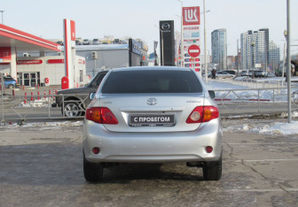 Подержанный автомобиль Toyota Corolla Sedan 2007 года (6 фото)