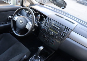 Подержанный автомобиль Nissan Tiida Hatchback 2011 года (12 фото)