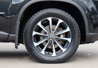 Подержанный автомобиль Nissan X-Trail 2011 года (10 фото)
