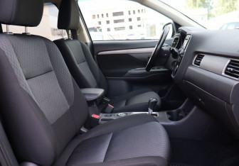 Подержанный автомобиль Mitsubishi Outlander 2015 года (19 фото)