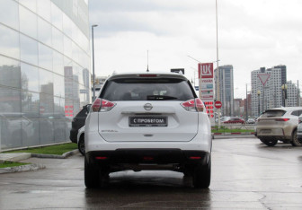 Подержанный автомобиль Nissan X-Trail 2016 года (6 фото)